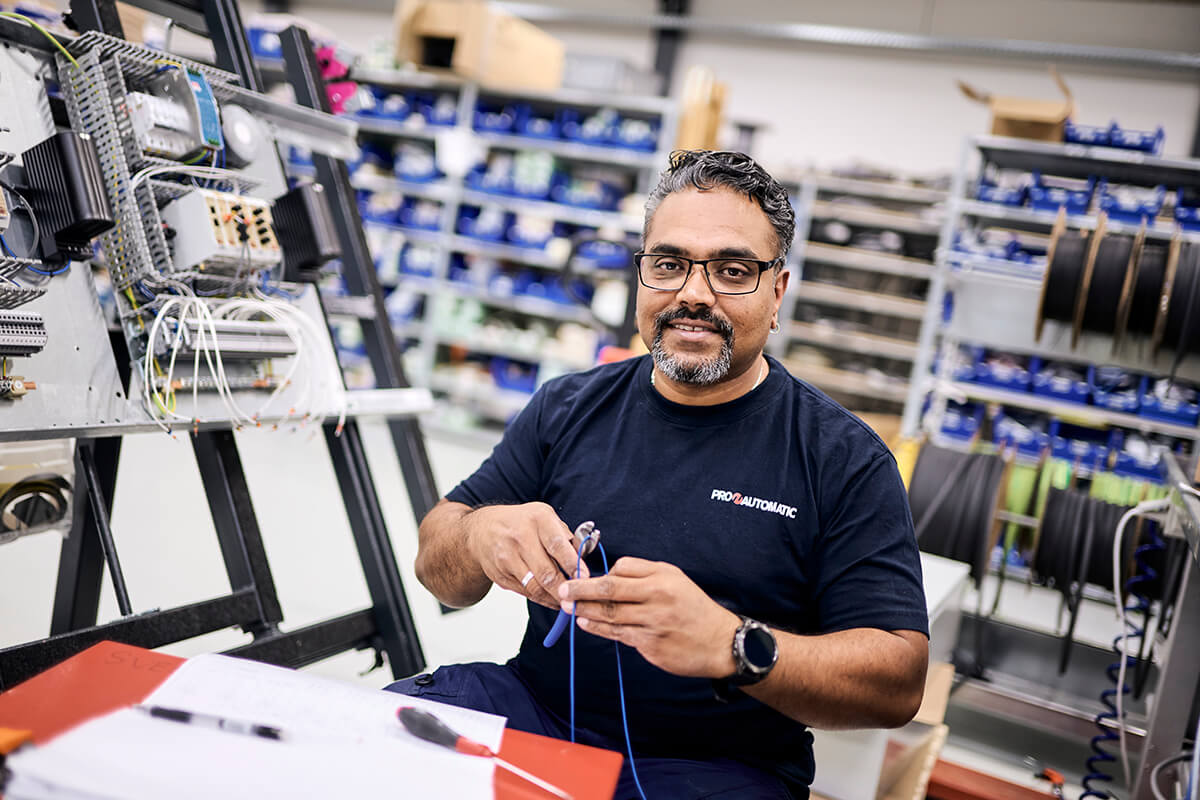 Tharanga er i lære som automatiktekniker hos Pro-Automatic